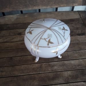 Footed porcelain lidded box was used for face powder